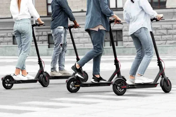 jovenes-en patinete-eléctrico